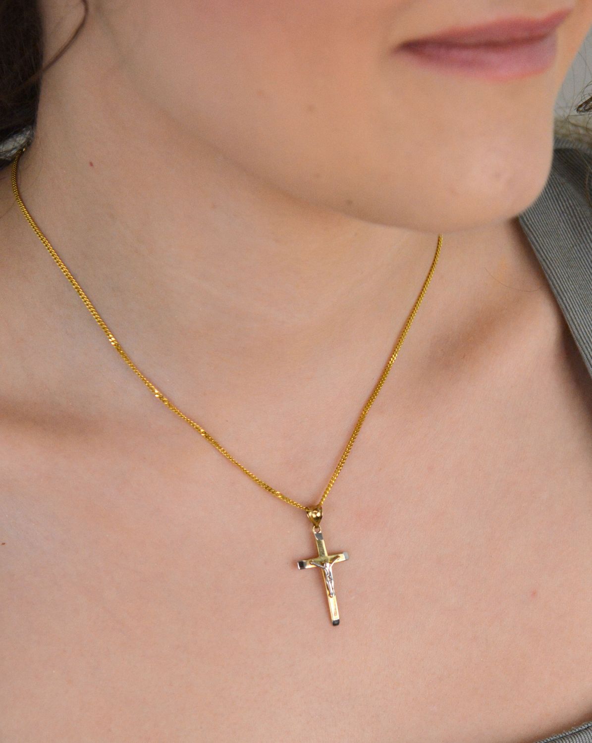 Krzyżyk z wizerunkiem Pana Jezusa z białym złotem ZW-X-X07-D00-XLA9682 Złoty wisiorek w kształcie krzyża został wykonany z próby 333 w kolorze żółtego złota oraz białego złota.1.jpg