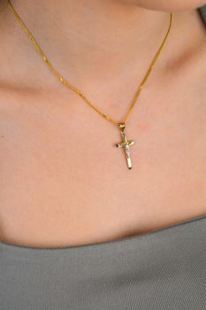 Krzyżyk z wizerunkiem Pana Jezusa z białym złotem ZW-X-X07-D00-XLA9682 Złoty wisiorek w kształcie krzyża został wykonany z próby 333 w kolorze żółtego złota oraz białego złota (3).JPG