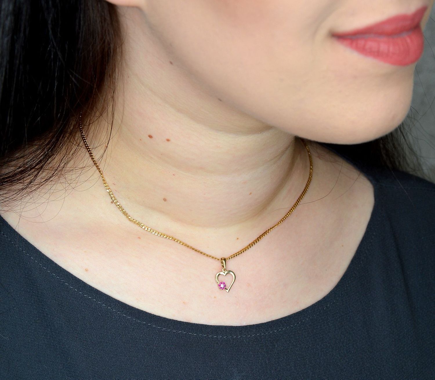 Złota zawieszka 333 serduszko z czerwonym kwiatkiem ZW-X-X07-N00-LJ15548.jpg