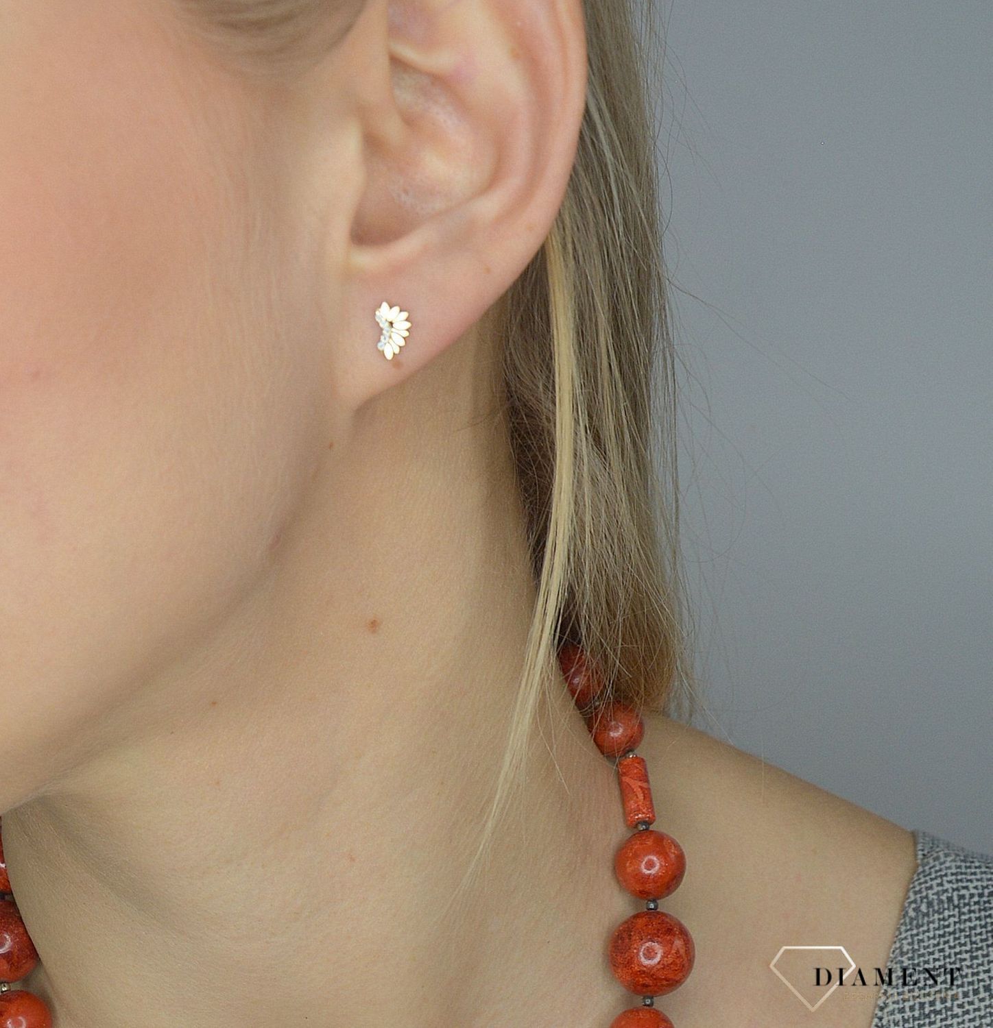 Złote kolczyki 333 cyrkonie z płatkami ZW-X-X08-N00-FB15993.jpg