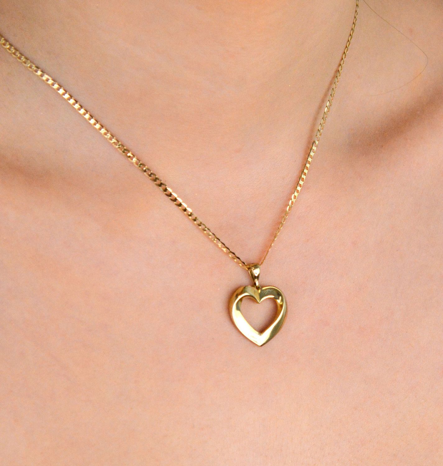 Zawieszka złota serduszko gładkie próba 333, ZW-X-X08-N00-LA14500 Elegancka zawieszka w kształcie gładkiego serduszka, wykonana z wysokiej jakości złota próby 333..jpg