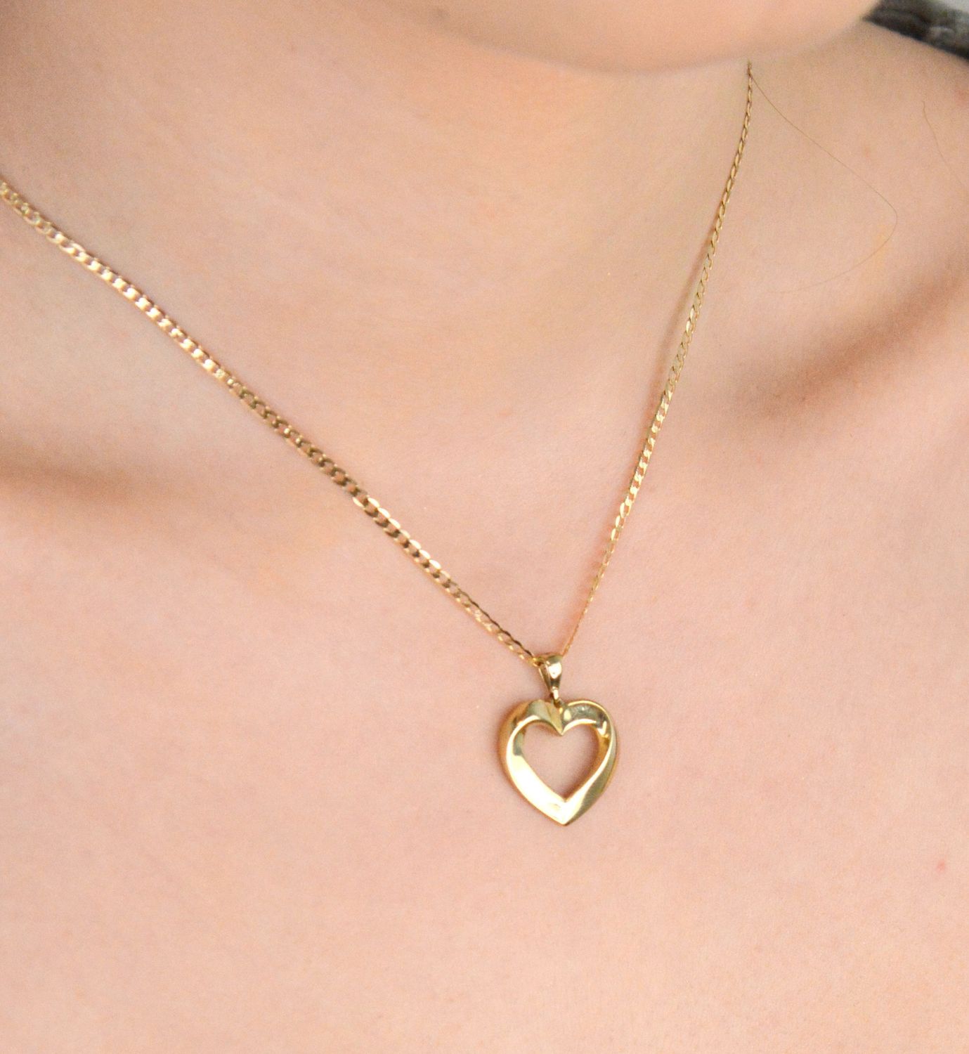 Zawieszka złota serduszko gładkie próba 333, ZW-X-X08-N00-LA14500 Elegancka zawieszka w kształcie gładkiego serduszka, wykonana z wysokiej jakości złota próby 333..jpg