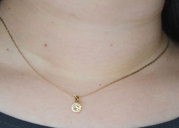 Złota zawieszka 333 kółeczko z motylkiem i cyrkonią to klasyczny element biżuterii mogącej pięknie ozdobić każdy kobiecy dekolt. To dodatek, który nie tylko pozwala uatrakcyjnić wizerunek, ale także w  (4).JPG