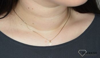 Złota zawieszka 333 kółeczko z motylkiem i cyrkonią to klasyczny element biżuterii mogącej pięknie ozdobić każdy kobiecy dekolt. To dodatek, który nie tylko pozwala uatrakcyjnić wizerunek, ale także w .JPG