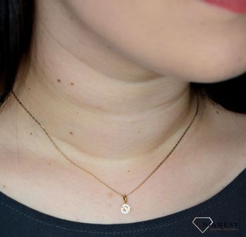 Złota zawieszka 333 kółeczko z motylkiem i cyrkonią to klasyczny element biżuterii mogącej pięknie ozdobić każdy kobiecy dekolt. To dodatek, który nie tylko pozwala uatrakcyjnić wizerunek, ale także w ci (1).JPG