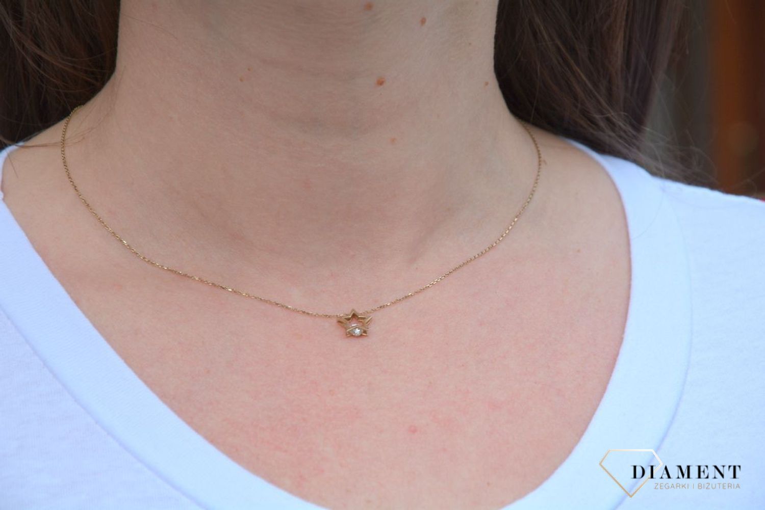 Delikatny naszyjnik wykonany z żółtego złota próby 333. Bazą tej oryginalnej kompozycji jest subtelny łańcuszek wykończony efektowną zawieszką w kształcie gwiazdki..jpg