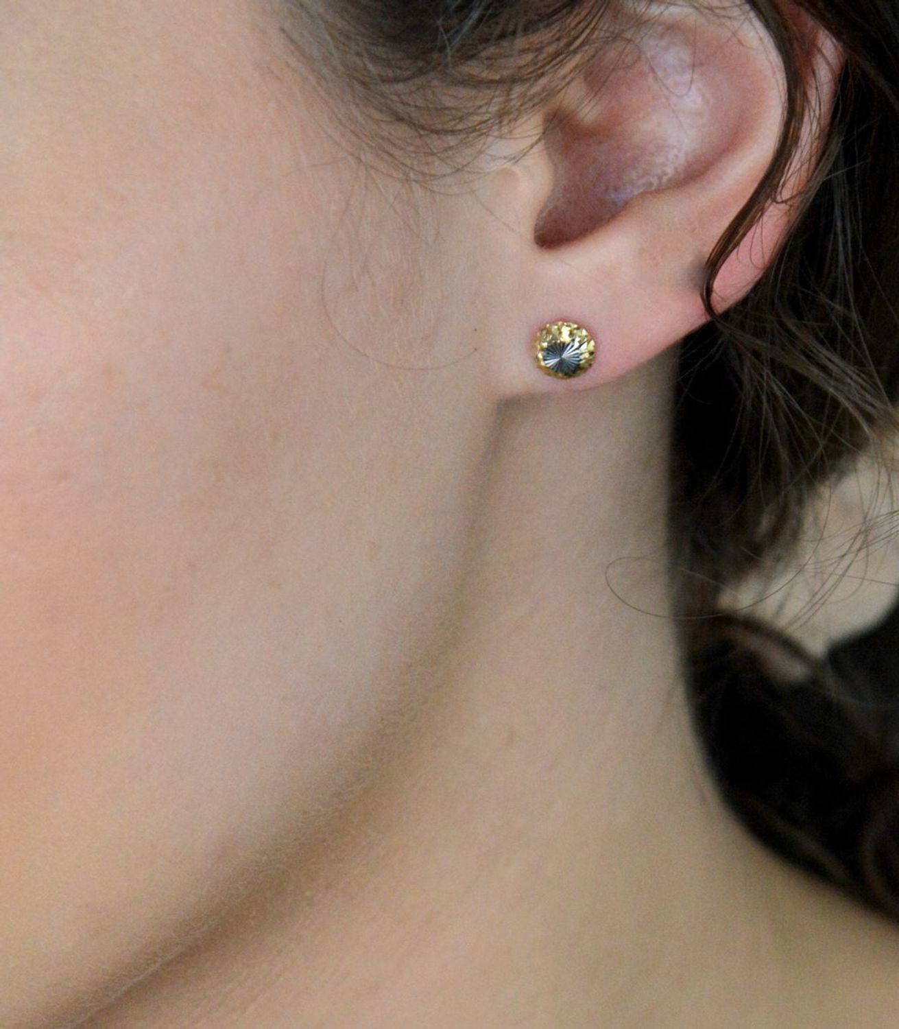 Kolczyki złote okrągłe grawerowane z białym złotem pr 333, ZW-X-X09-D00-FA17284 Piękne i eleganckie złote kolczyki w okrągłym kształcie, ozdobione delikatnym 11.jpg