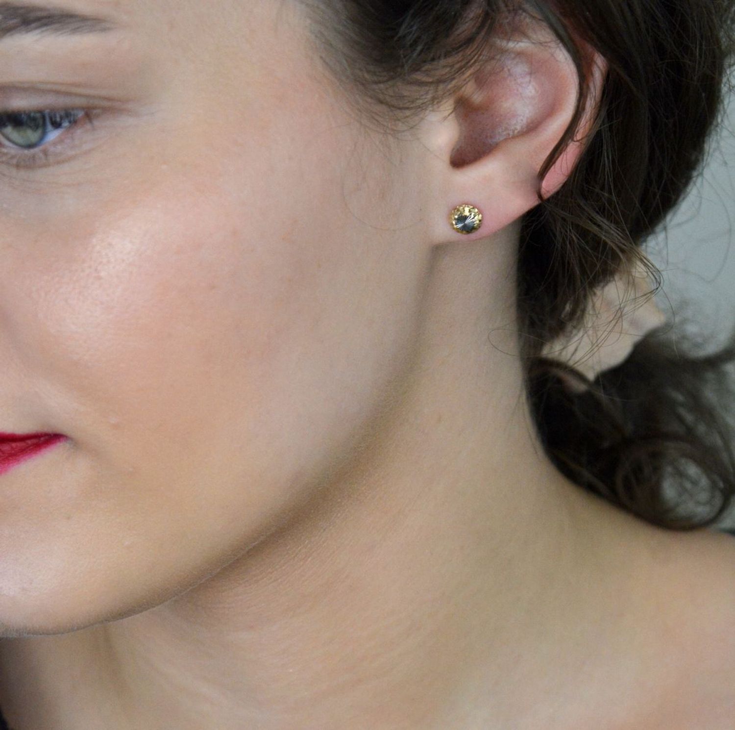 Kolczyki złote okrągłe grawerowane z białym złotem pr 333, ZW-X-X09-D00-FA17284 Piękne i eleganckie złote kolczyki w okrągłym kształcie, ozdobione delikatnym 11.jpg