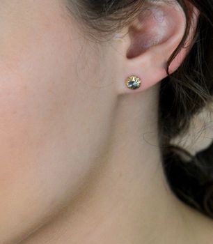 Kolczyki złote okrągłe grawerowane z białym złotem pr 333, ZW-X-X09-D00-FA17284 Piękne i eleganckie złote kolczyki w okrągłym kształcie, ozdobione delikatnym grawerem oraz wykończone (1).JPG