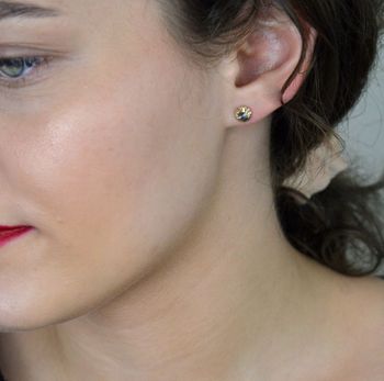 Kolczyki złote okrągłe grawerowane z białym złotem pr 333, ZW-X-X09-D00-FA17284 Piękne i eleganckie złote kolczyki w okrągłym kształcie, ozdobione delikatnym grawerem oraz wykończone (2).JPG