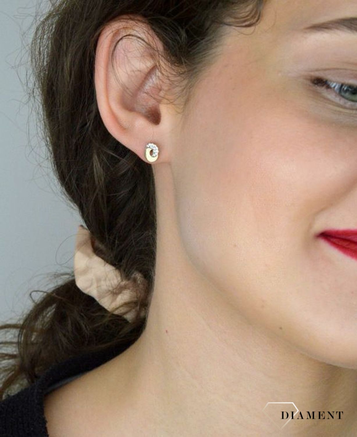 Kolczyki złote kółeczka na pół z cyrkoniami pr 333, ZW-X-X09-D00-FB11900 Eleganckie złote kolczyki kółeczka, ozdobione subtelnym rzędem cyrkonii na jednej połowie, to doskonały wybór dla kobiet1.jpg