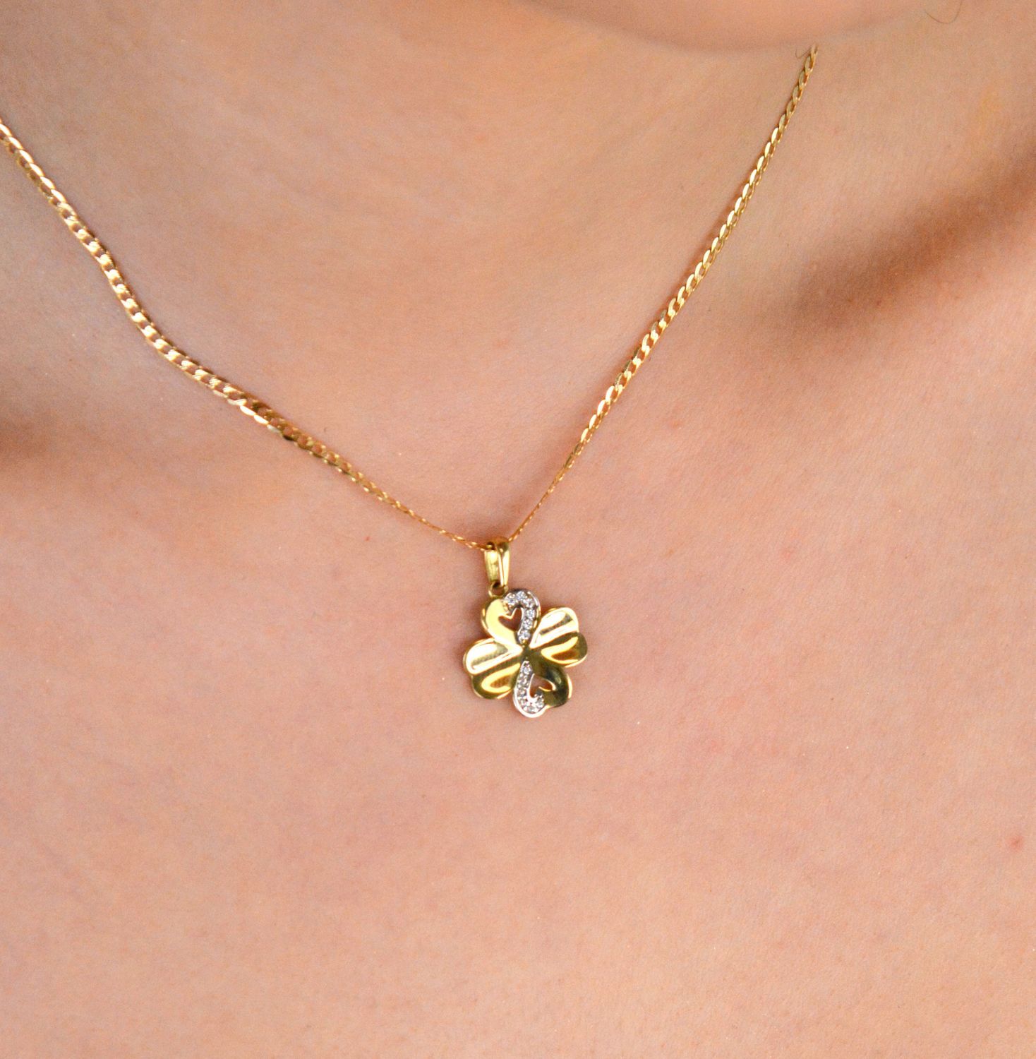 Złota zawieszka koniczynka w formie serc próba 333, ZW-X-X09-D00-LB16621. Ta urocza zawieszka łączy w sobie dwa symbole – szczęście i miłość. Wykonana z wysokiej jakości złota 1.jpg