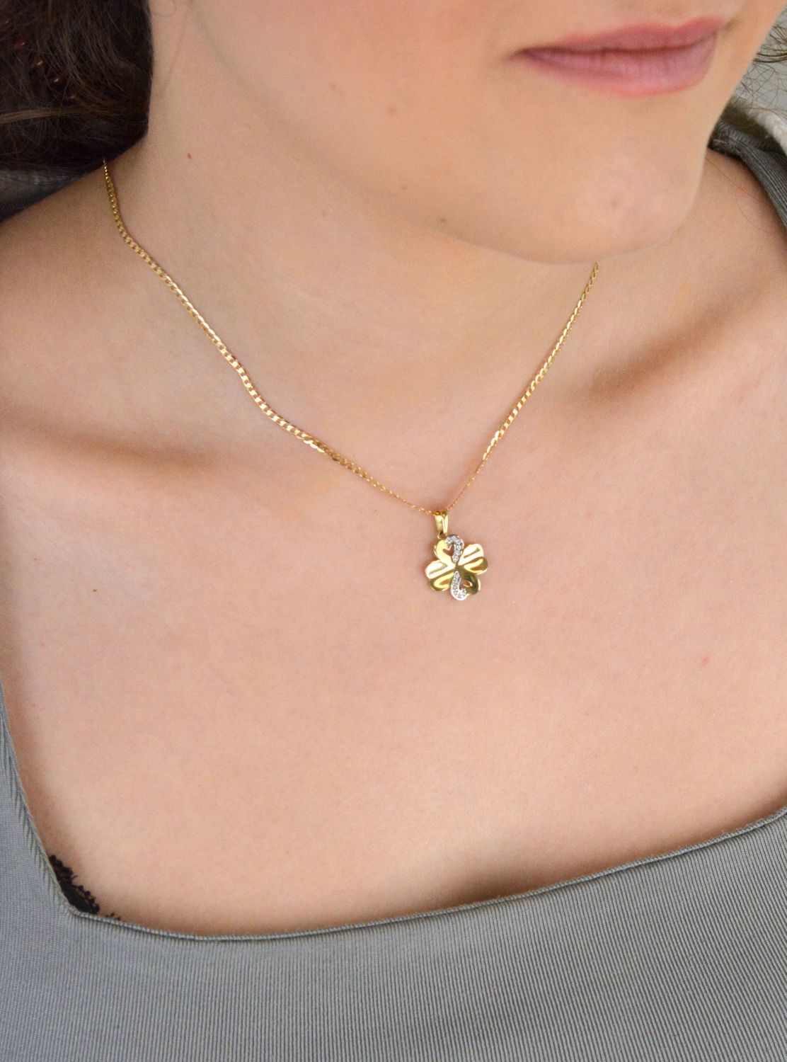 Złota zawieszka koniczynka w formie serc próba 333, ZW-X-X09-D00-LB16621. Ta urocza zawieszka łączy w sobie dwa symbole – szczęście i miłość. Wykonana z wysokiej jakości złota 1.jpg