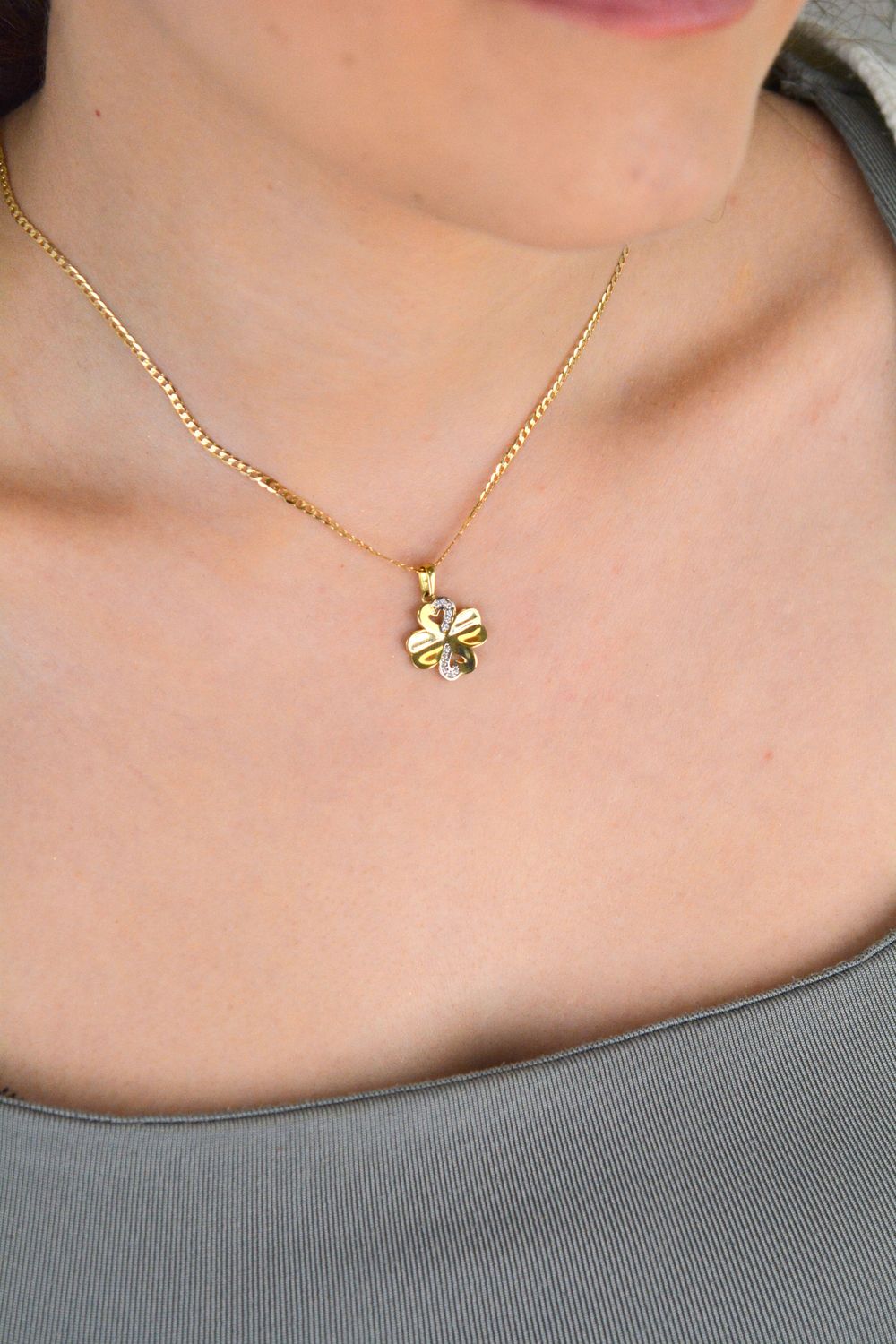 Złota zawieszka koniczynka w formie serc próba 333, ZW-X-X09-D00-LB16621. Ta urocza zawieszka łączy w sobie dwa symbole – szczęście i miłość. Wykonana z wysokiej jakości złota 1.jpg