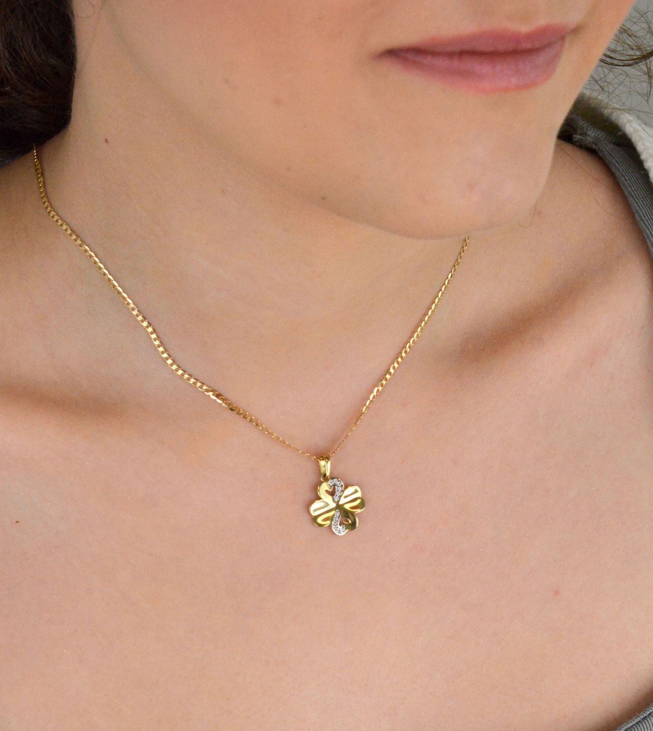 Złota zawieszka koniczynka w formie serc próba 333, ZW-X-X09-D00-LB16621. Ta urocza zawieszka łączy w sobie dwa symbole – szczęście i miłość. Wykonana z wysokiej jakości złota 1.jpg