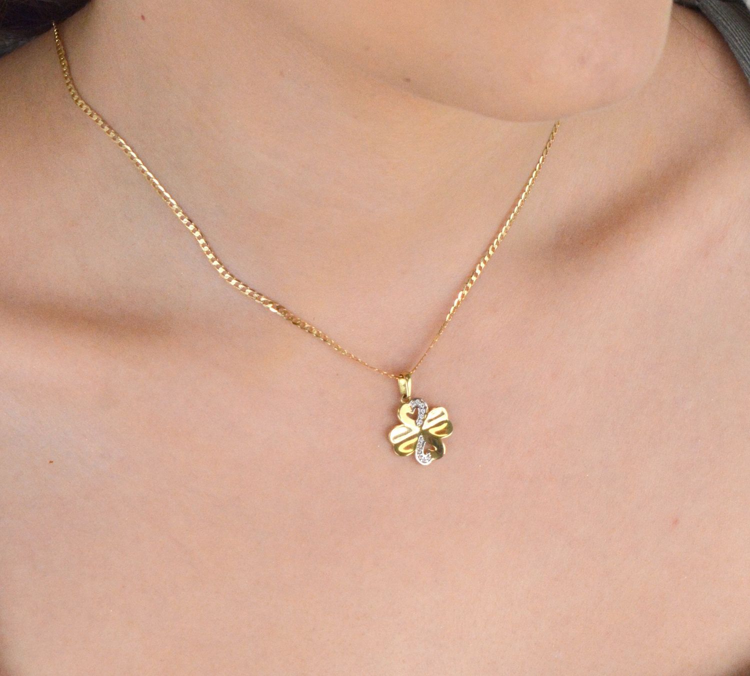 Złota zawieszka koniczynka w formie serc próba 333, ZW-X-X09-D00-LB16621. Ta urocza zawieszka łączy w sobie dwa symbole – szczęście i miłość. Wykonana z wysokiej jakości złota 1.jpg