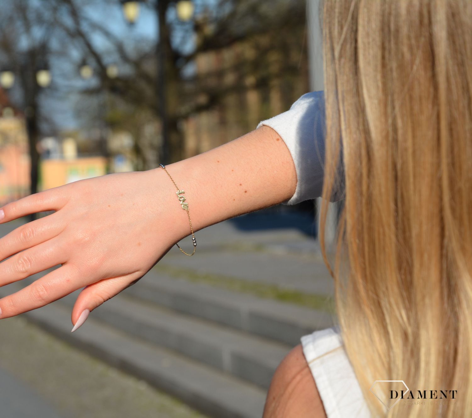 Złota bransoletka z napisem Love i kulkami z białego złota.jpg