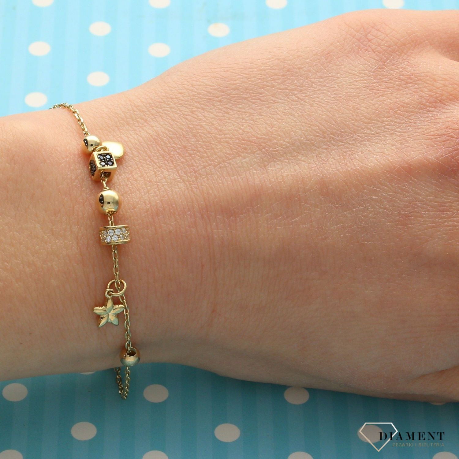 Złota bransoletka elementy wiszące. Złota bransoletka to świetny pomysł na prezent. Zapięcie na karabińczyk. Elementy ozdobione cyrkoniami. Idealny prezent (4).jpg