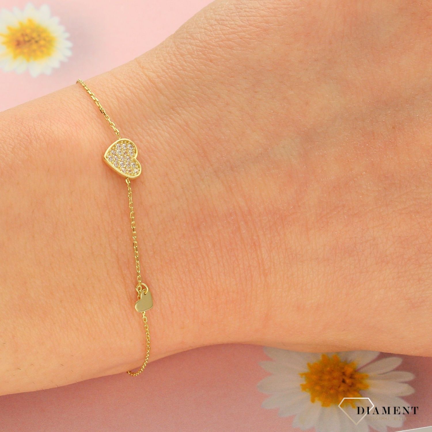 Delikatna, złota bransoletka z motywem serca to utrzymana w najnowszych trendach biżuteria. Doskonale sprawdzi się jako prezent dla ukochanej..jpg