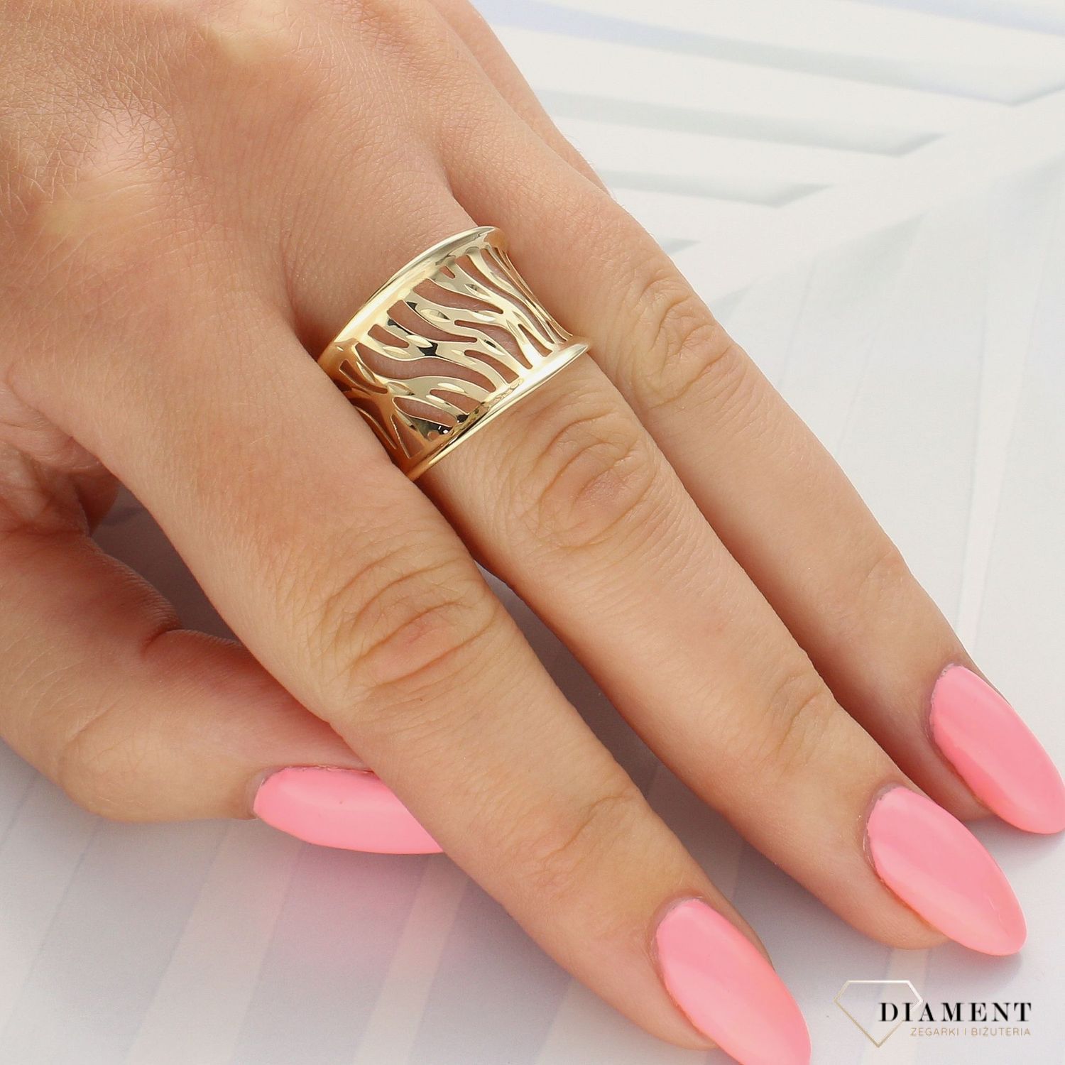 Złoty pierścionek 333 szeroka, ażurowa obrączka ZW-X-X09-N00-EA18197 (1).jpg