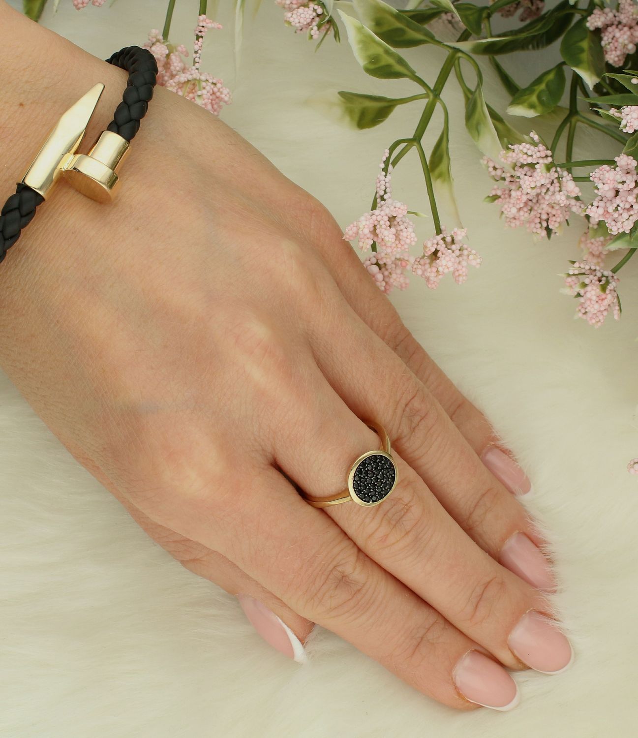 Złoty pierścionek damski 333 okrągłe oczko z czarnymi cyrkoniami rozmiar 17 ZW-X-X09-N00-EC14539. Złote pierścionki 333 idealne na prezent. Damski złoty pierścionek wykonany z żółtego 7 karatowego złota ozdobiony czarnymi cy.jpg