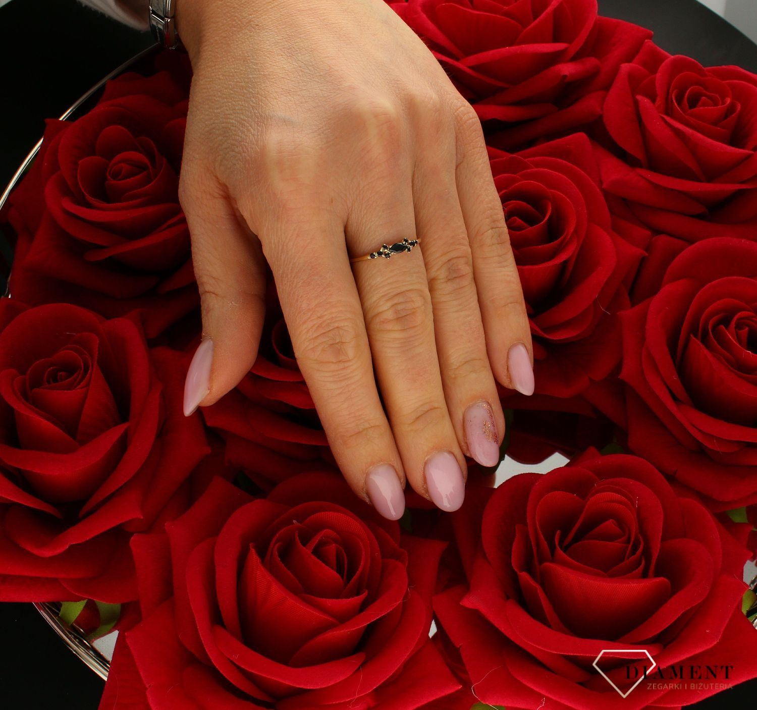 Złoty pierścionek 333 z czarnymi cyrkoniami ZW-X-X09-N00-EC17936. Pierścionek został wykonany z najwyższej jakości złota próby 333. Waga pierścionka wynosi około 0,75 gram. Pierścionek został ozdobiony czarnymi cyrkoniami (1.jpg