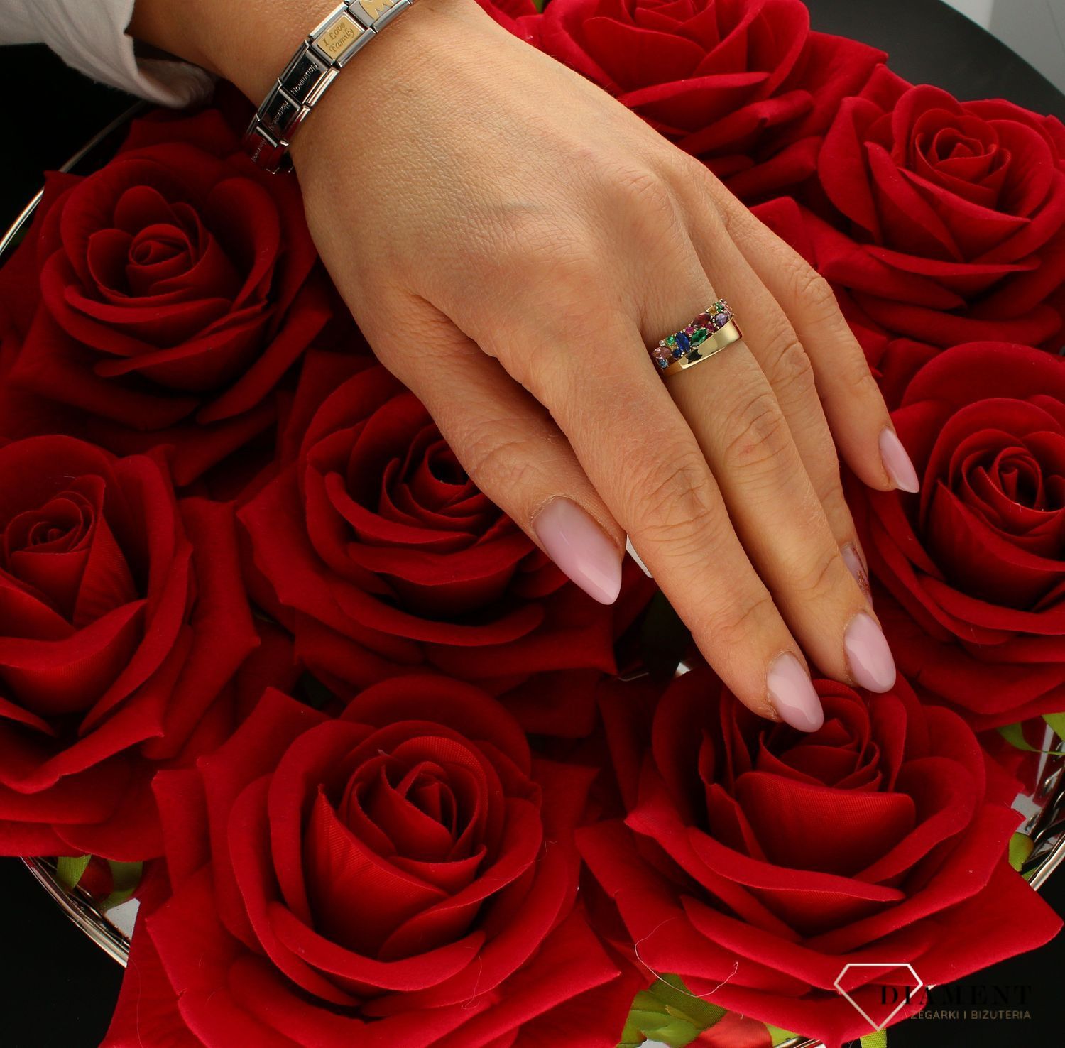 Złoty pierścionek 333 z kolorowymi cyrkoniami ZW-X-X09-N00-EG18475.Pierścionek został wykonany z najwyższej jakości złota próby 333. Waga pierścionka wynosi około 2,00  gram. Pierścionek został ozdobiony pasmem kolorowych cyrk (1).jpg