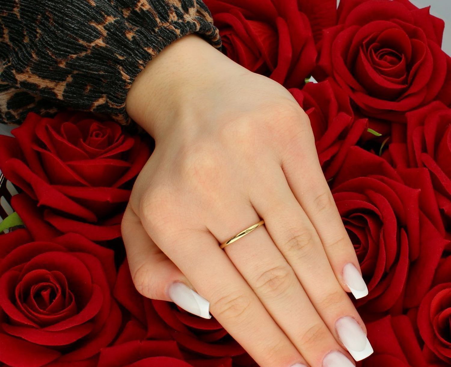 Złoty pierścionek zaręczynowy niebieska cyrkonia próba 333 rozmiar 15, ZW-X-X09-N00-EW17912. Subtelny i elegancki pierścionek zaręczynowy wykonany ze złota próby 3331.jpg