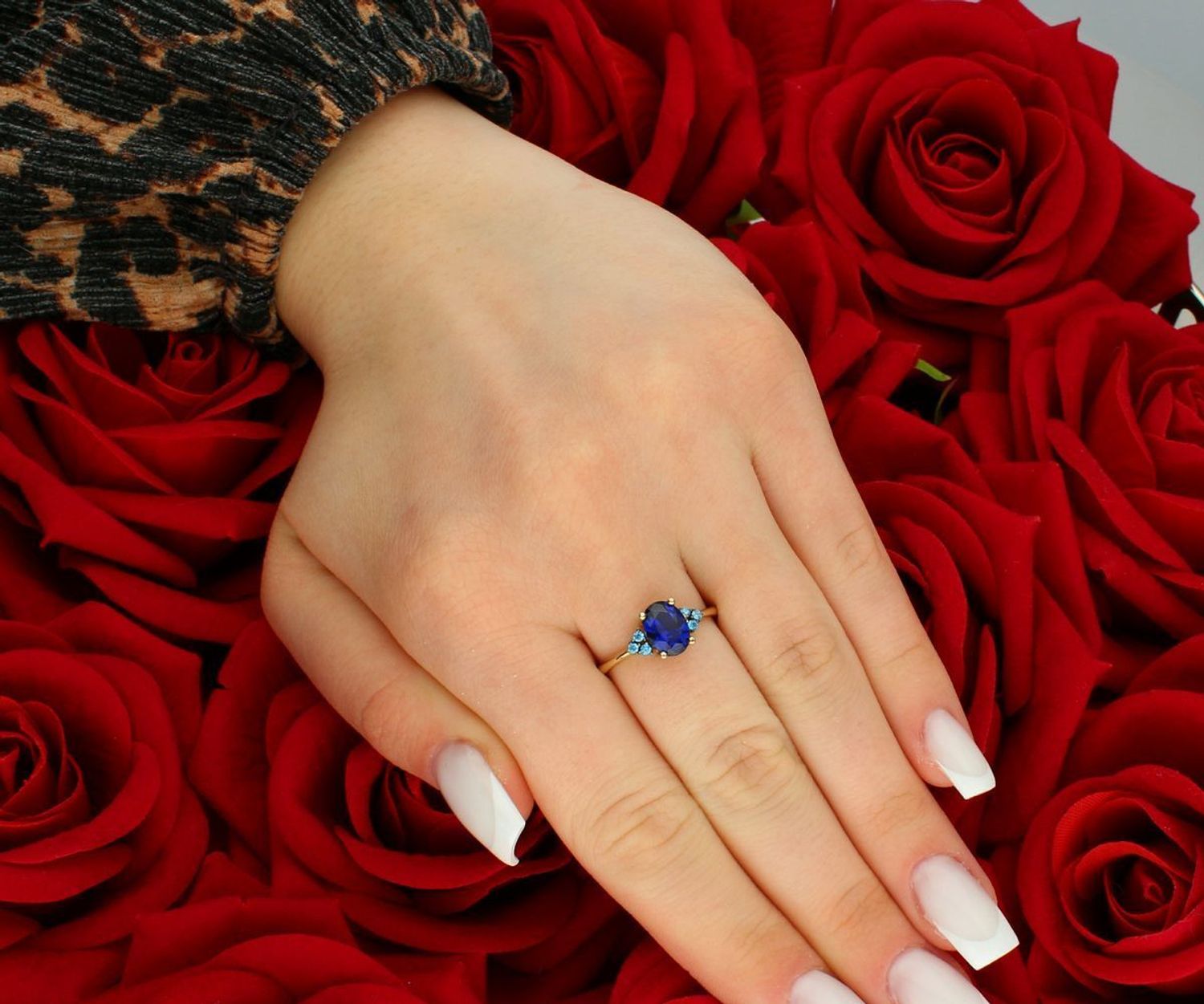 Złoty pierścionek zaręczynowy niebieska cyrkonia próba 333 rozmiar 15, ZW-X-X09-N00-EW17912. Subtelny i elegancki pierścionek zaręczynowy wykonany ze złota próby 3331.jpg