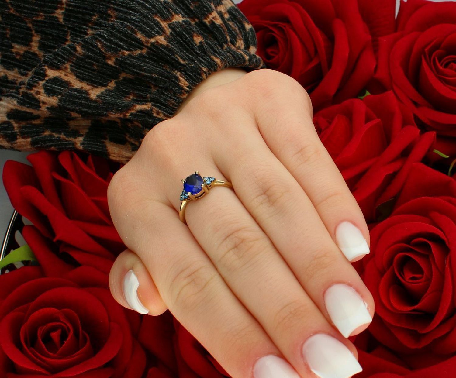 Złoty pierścionek zaręczynowy niebieska cyrkonia próba 333 rozmiar 15, ZW-X-X09-N00-EW17912. Subtelny i elegancki pierścionek zaręczynowy wykonany ze złota próby 3331.jpg