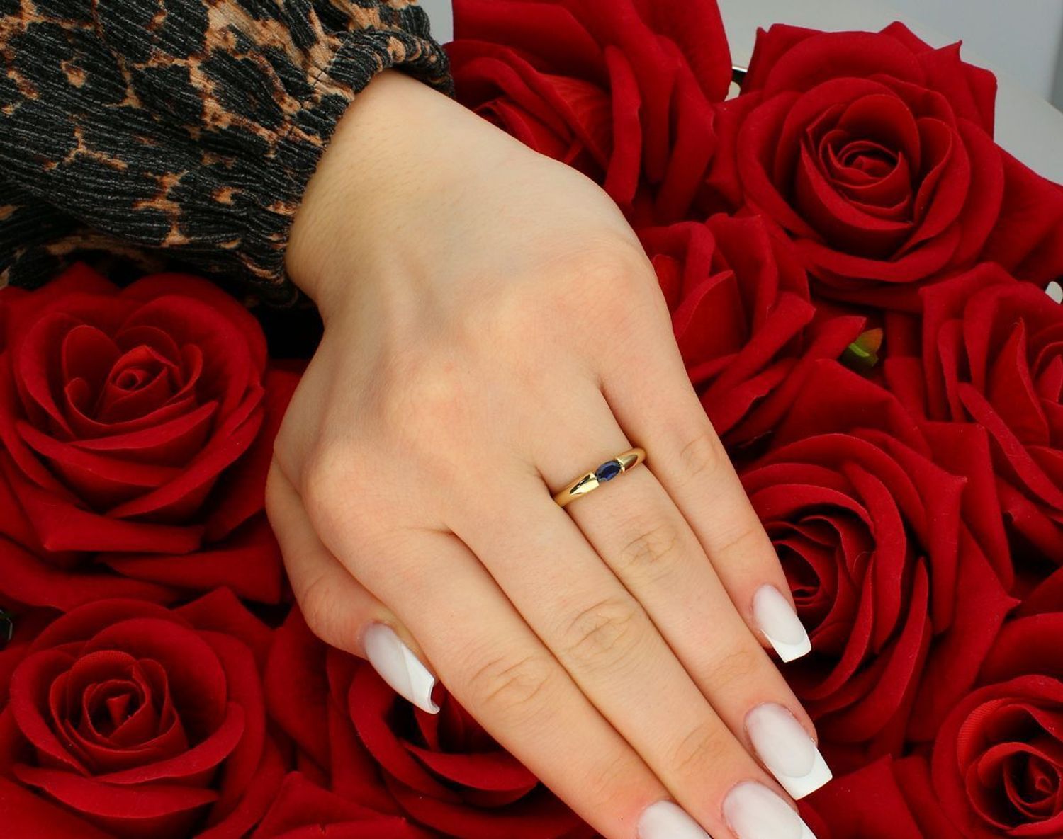 Złoty pierścionek granatowa cyrkonia próba 333 rozmiar 12, ZW-X-X09-N00-EW17939. Piękny pierścionek wykonany z żółtego złota o próbie 333, który idealnie łączy elegancję z subtelnym blaskiem.1.jpg