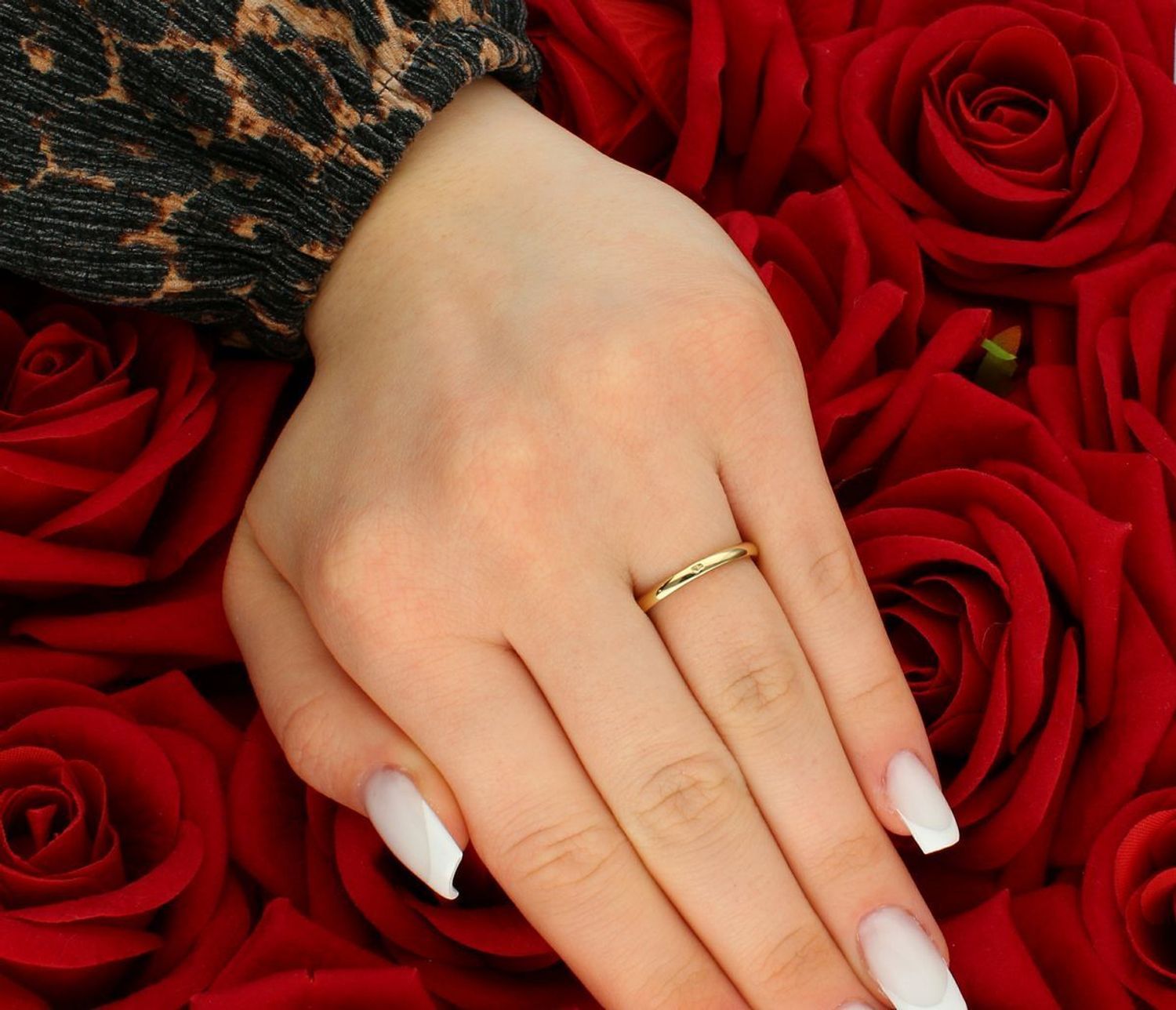 Złoty pierścionek granatowa cyrkonia próba 333 rozmiar 12, ZW-X-X09-N00-EW17939. Piękny pierścionek wykonany z żółtego złota o próbie 333, który idealnie łączy elegancję z subtelnym blaskiem.1.jpg