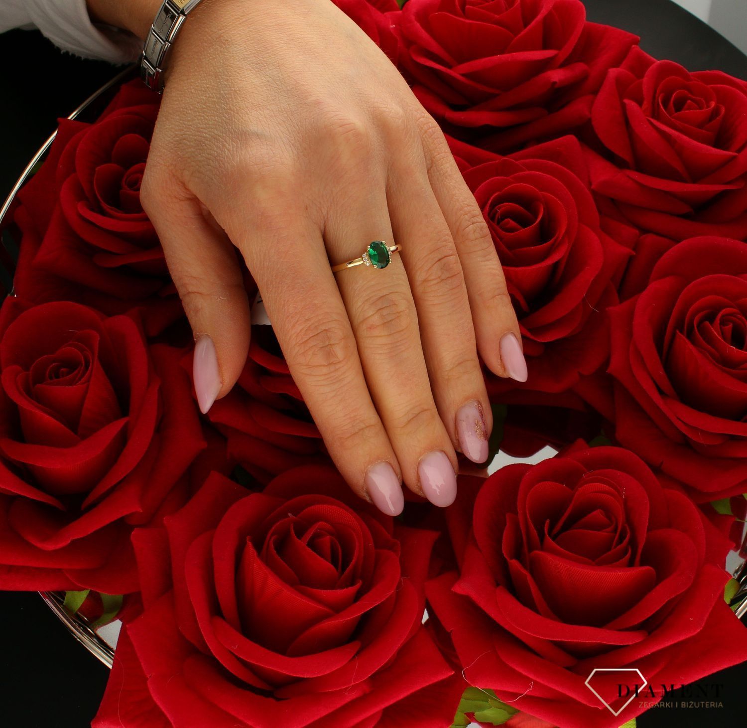 Złoty pierścionek 333 z wystającą zieloną cyrkonią ZW-X-X09-N00-EX16891. Pierścionek został wykonany z najwyższej jakości złota próby 333. Waga pierścionka wynosi około 1,10 gram. Pierścionek został ozdobiony jedną wystającą.jpg