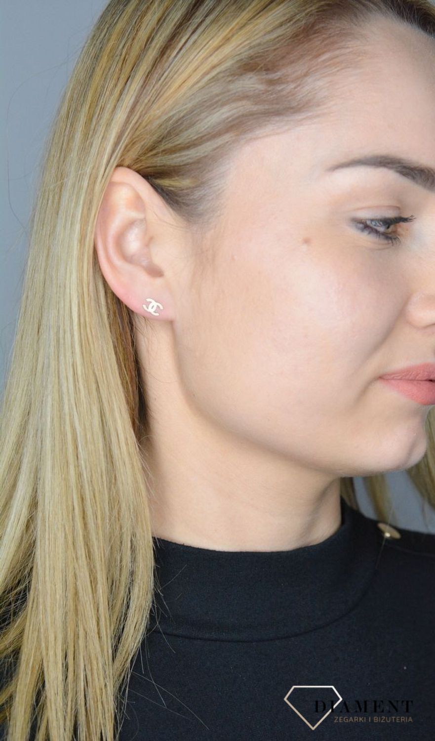 Kolczyki złote wzór Channelki na sztyft ZW-X-X09-N00-FA12658..jpg