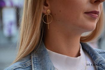 Złote kolczyki w kształcie koła z patyczkiem to oryginalna ozdoba pasująca do wielu stylizacji. Kolczyki zapinane na sztyft. Idealny prezent (2).JPG