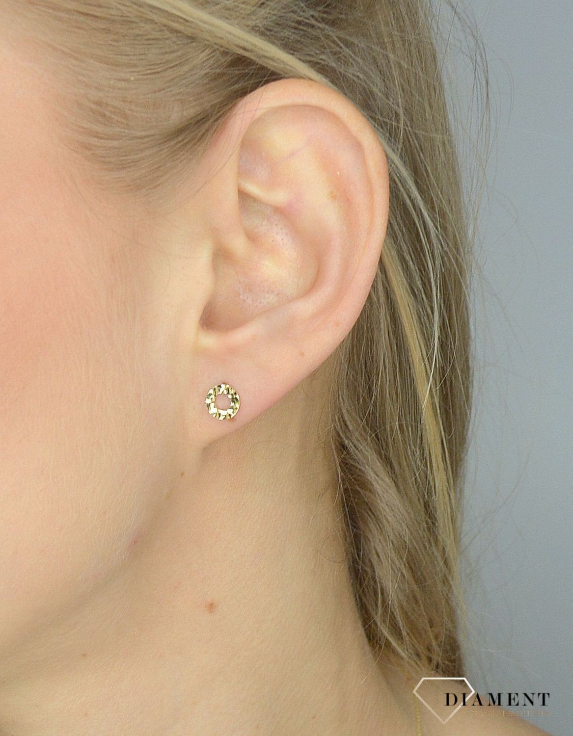 Złote kolczyki 333 grawerowane kółka płaskie ZW-X-X09-N00-FA17170.jpg