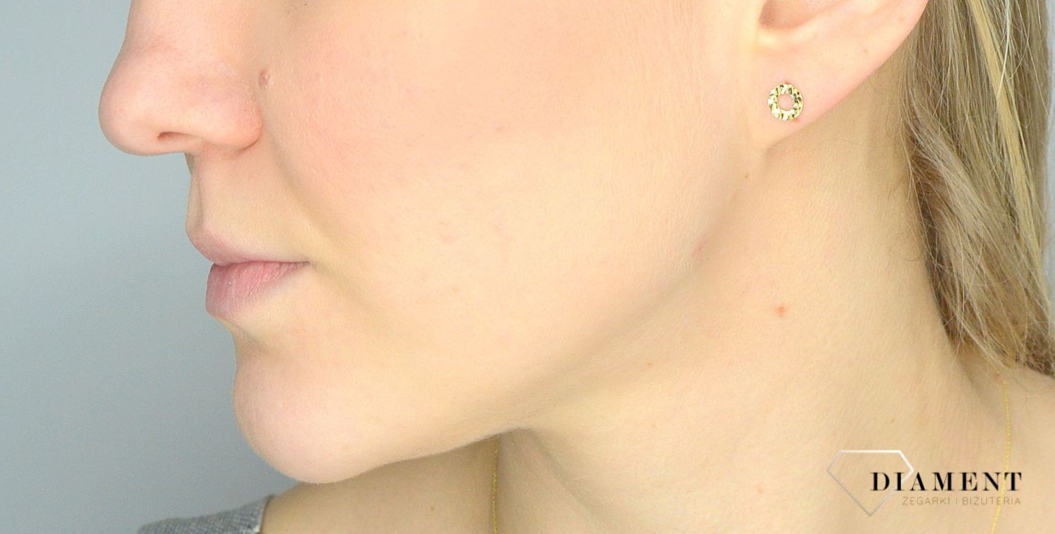 Złote kolczyki 333 grawerowane kółka płaskie ZW-X-X09-N00-FA17170.jpg