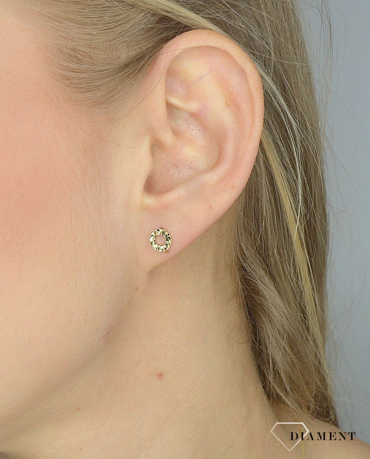 Złote kolczyki 333 grawerowane kółka płaskie ZW-X-X09-N00-FA17170.jpg