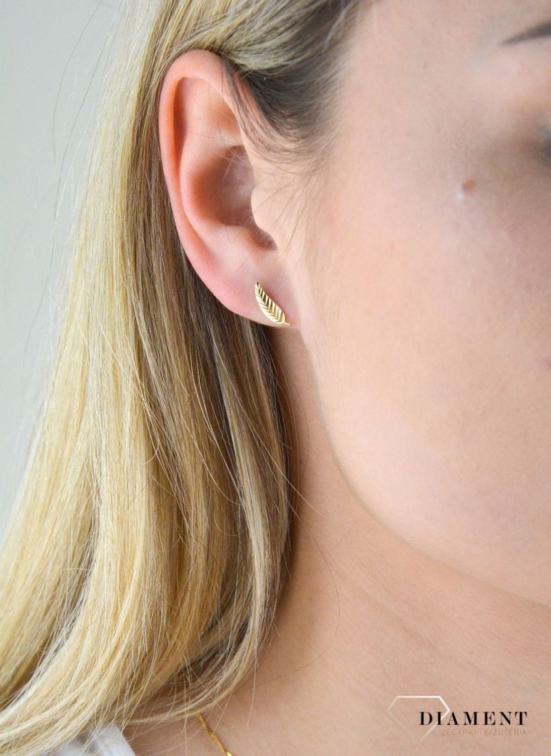 Złote kolczyki próby 333 grawerowane liście ZW-X-X09-N00-FA18168. Kolczyki liście zostały ozdobione grawerowanym wzorem który dodaje blasku. Doskonałe na prezent.webp