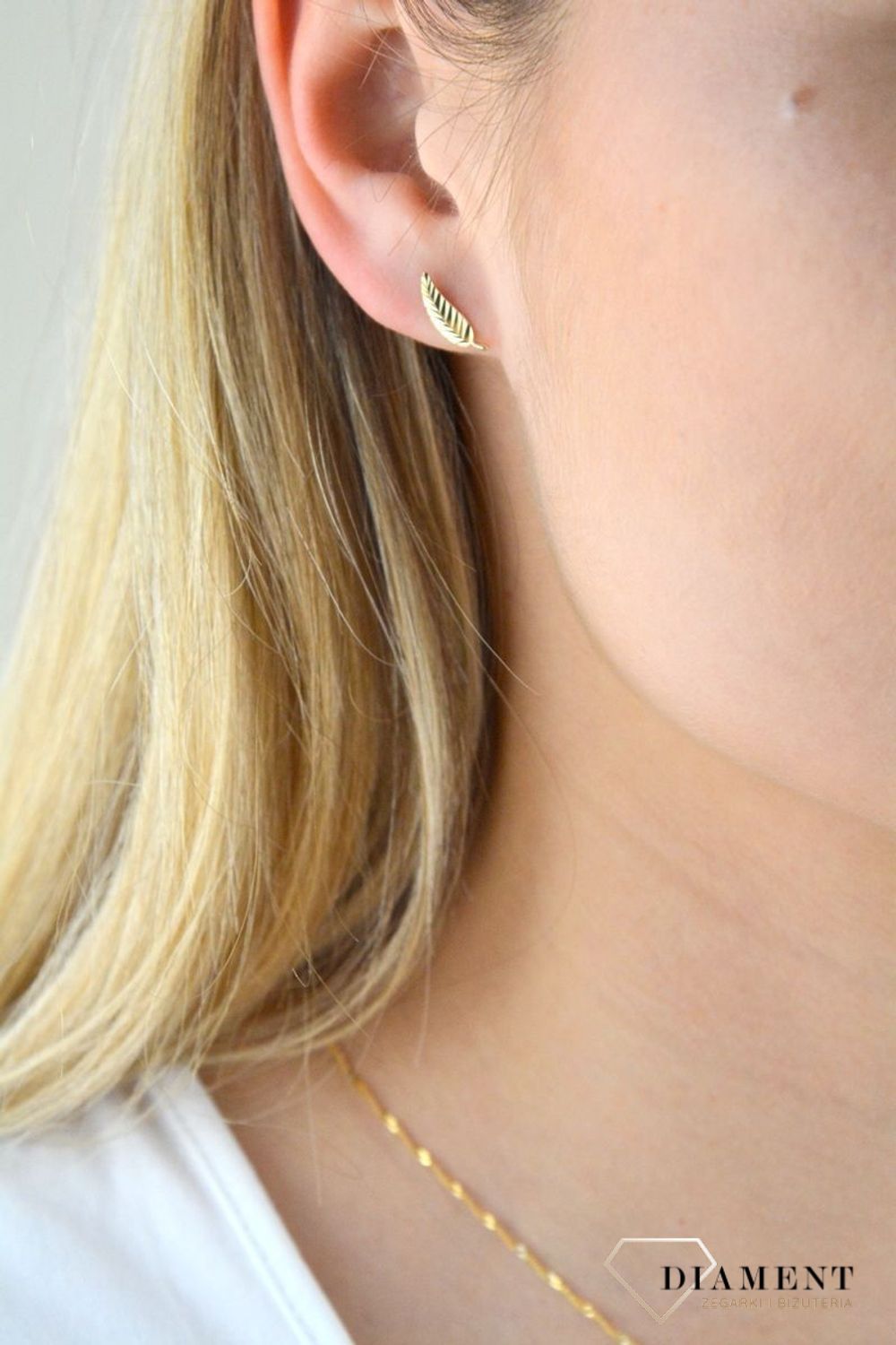 Złote kolczyki próby 333 grawerowane liście ZW-X-X09-N00-FA18168. Kolczyki liście zostały ozdobione grawerowanym wzorem który dodaje blasku. Doskonałe na prezent.webp