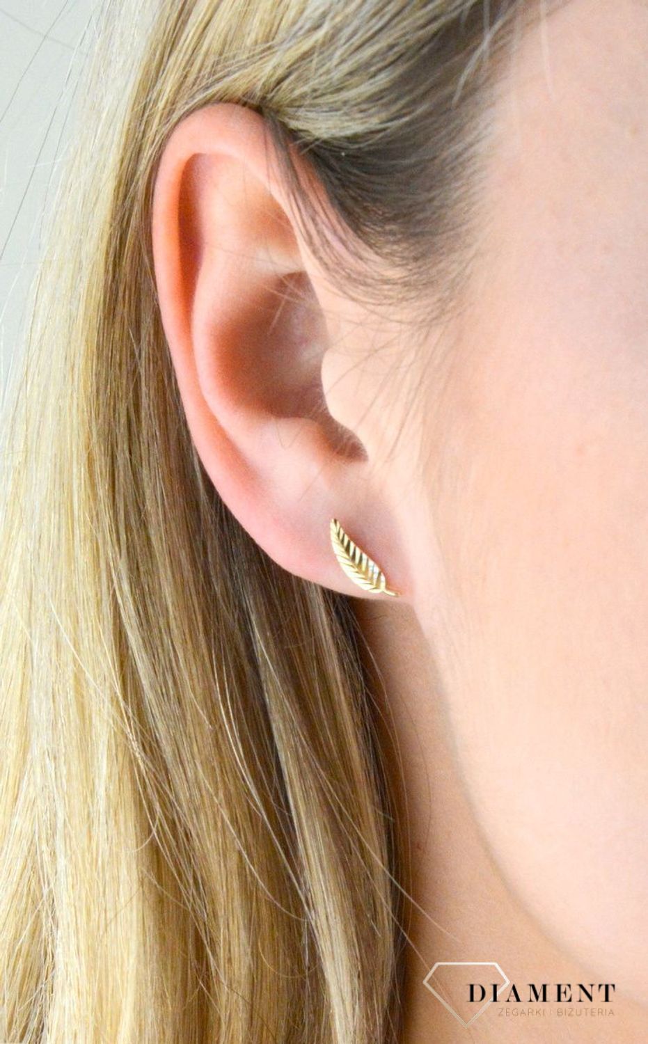 Złote kolczyki próby 333 grawerowane liście ZW-X-X09-N00-FA18168. Kolczyki liście zostały ozdobione grawerowanym wzorem który dodaje blasku. Doskonałe na prezent.webp