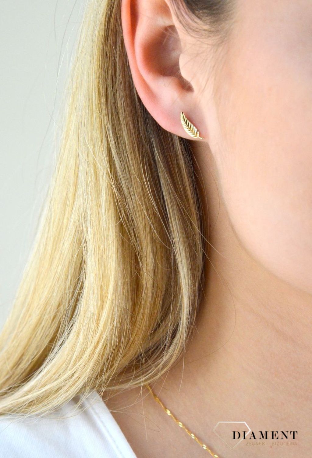 Złote kolczyki próby 333 grawerowane liście ZW-X-X09-N00-FA18168. Kolczyki liście zostały ozdobione grawerowanym wzorem który dodaje blasku. Doskonałe na prezent.webp