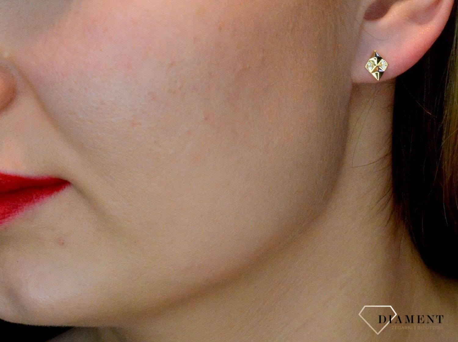 Złote kolczyki 333 romby z cyrkoniami ZW-X-X09-N00-FB18187. Złote kolczyki w kształcie rombów zostały wykonane z dbałością o każdy szczegół. Kolczyki są delikatnie i posiadają wygodne zapięcia jakim jest sztyft- wygodne i modn.jpg