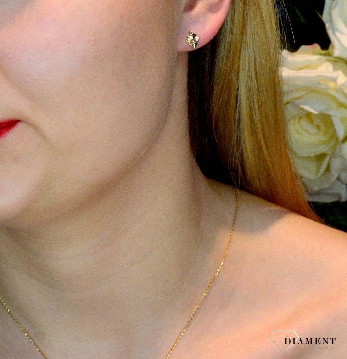Złote kolczyki 333 romby z cyrkoniami ZW-X-X09-N00-FB18187. Złote kolczyki w kształcie rombów zostały wykonane z dbałością o każdy szczegół. Kolczyki są delikatnie i posiadają wygodne zapięcia jakim jest sztyft- wygodne i modn.jpg