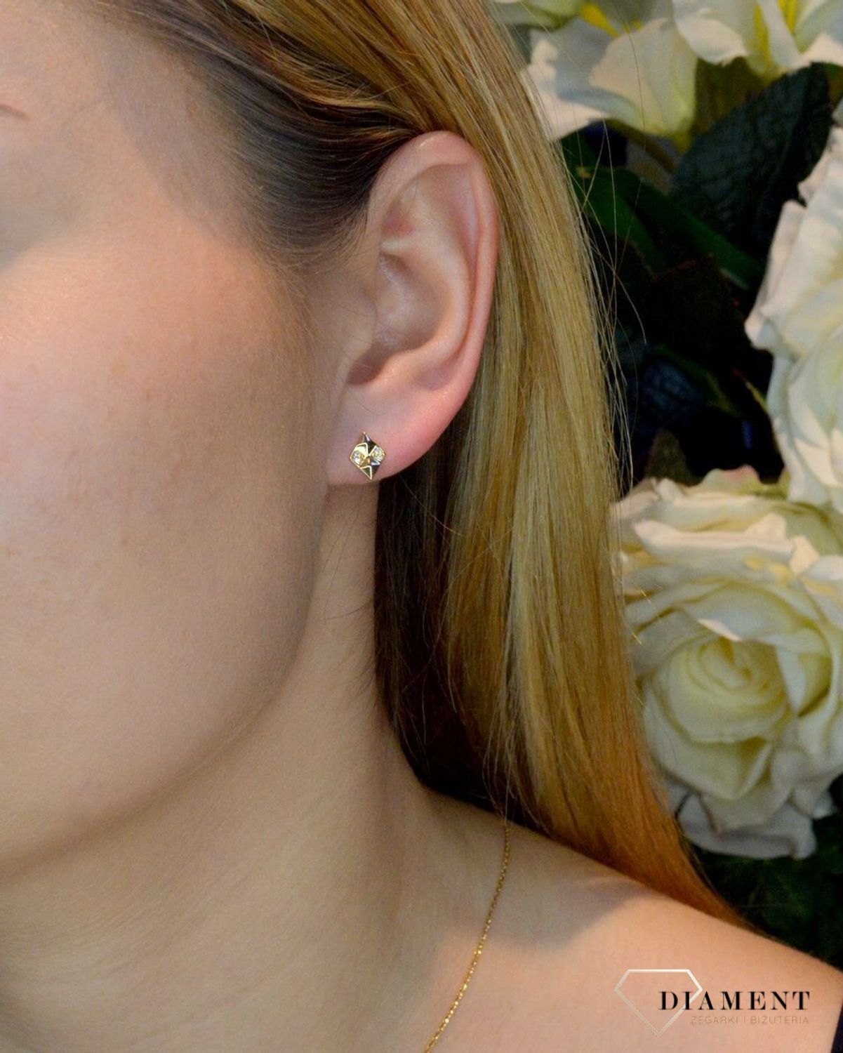 Złote kolczyki 333 romby z cyrkoniami ZW-X-X09-N00-FB18187. Złote kolczyki w kształcie rombów zostały wykonane z dbałością o każdy szczegół. Kolczyki są delikatnie i posiadają wygodne zapięcia jakim jest sztyft- wygodne i modn.jpg