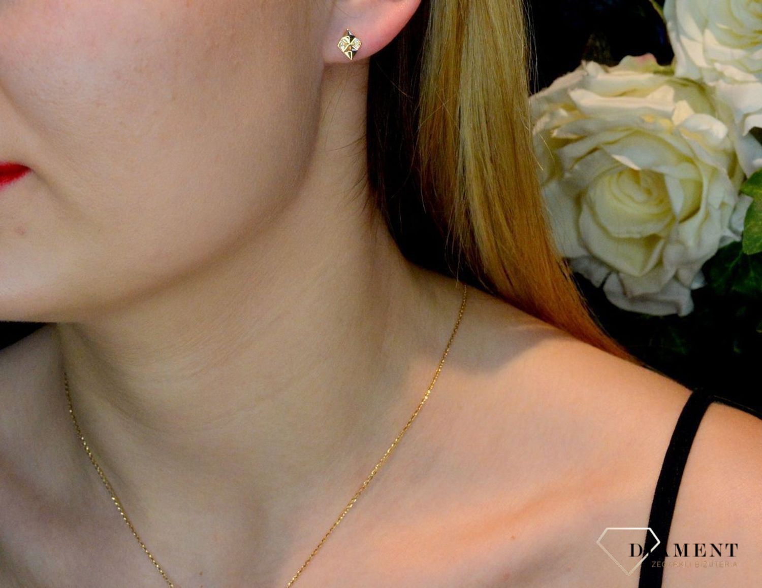 Złote kolczyki 333 romby z cyrkoniami ZW-X-X09-N00-FB18187. Złote kolczyki w kształcie rombów zostały wykonane z dbałością o każdy szczegół. Kolczyki są delikatnie i posiadają wygodne zapięcia jakim jest sztyft- wygodne i modn.jpg