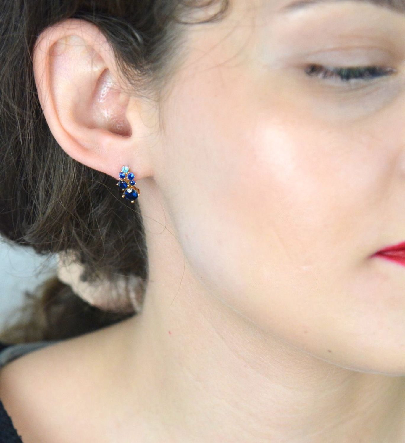 Kolczyki złote pr 333 niebieskie cyrkonie, ZW-X-X09-N00-FG17253 Dodaj odrobinę koloru i blasku do swojej kolekcji biżuterii dzięki złotym kolczykom wkręcanym, ozdobionym niebieskimi cyrkoniami1.jpg