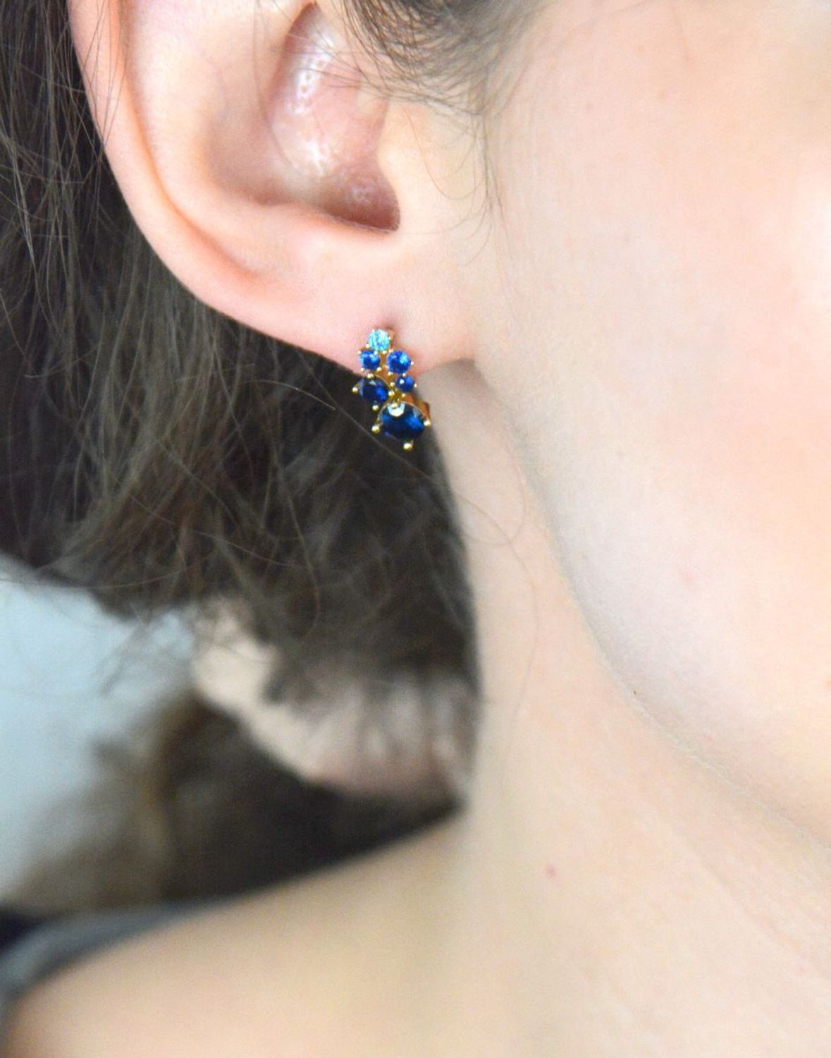 Kolczyki złote pr 333 niebieskie cyrkonie, ZW-X-X09-N00-FG17253 Dodaj odrobinę koloru i blasku do swojej kolekcji biżuterii dzięki złotym kolczykom wkręcanym, ozdobionym niebieskimi cyrkoniami1.jpg