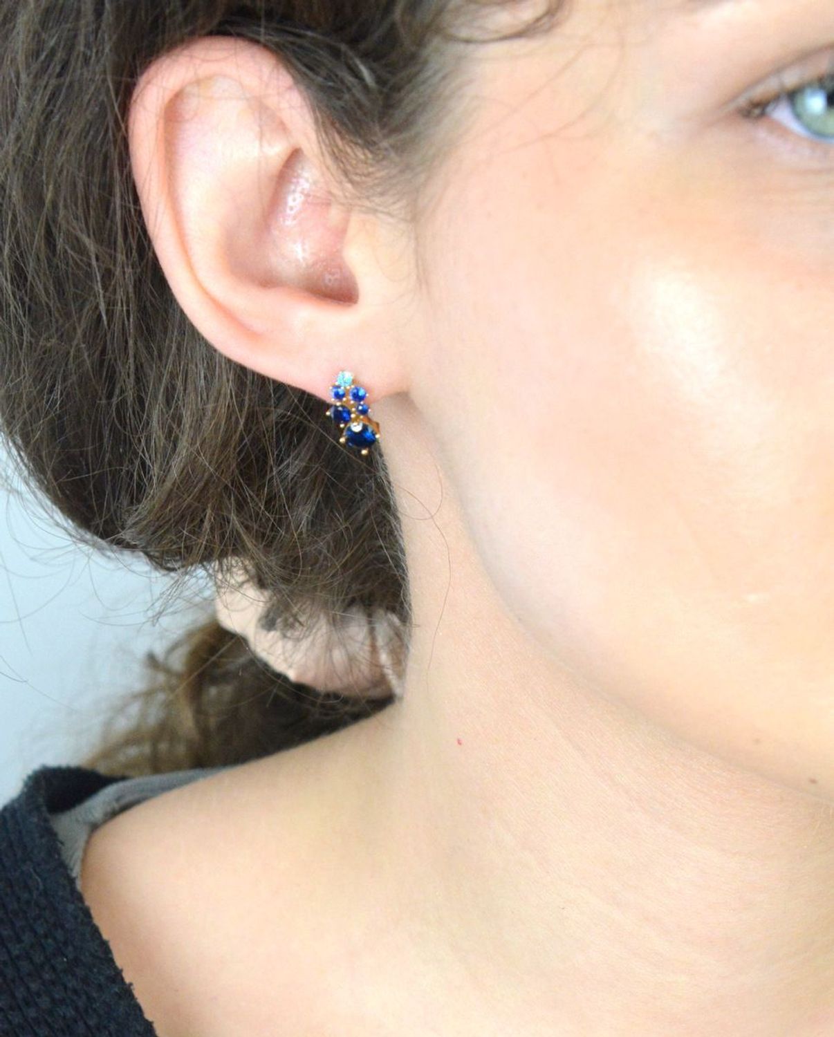 Kolczyki złote pr 333 niebieskie cyrkonie, ZW-X-X09-N00-FG17253 Dodaj odrobinę koloru i blasku do swojej kolekcji biżuterii dzięki złotym kolczykom wkręcanym, ozdobionym niebieskimi cyrkoniami1.jpg