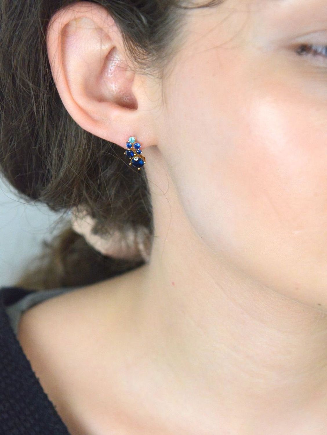 Kolczyki złote pr 333 niebieskie cyrkonie, ZW-X-X09-N00-FG17253 Dodaj odrobinę koloru i blasku do swojej kolekcji biżuterii dzięki złotym kolczykom wkręcanym, ozdobionym niebieskimi cyrkoniami1.jpg